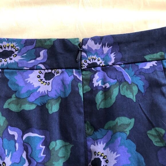 GAP Floral pencil skirt size 4. Gently Used - Picture 4 of 7